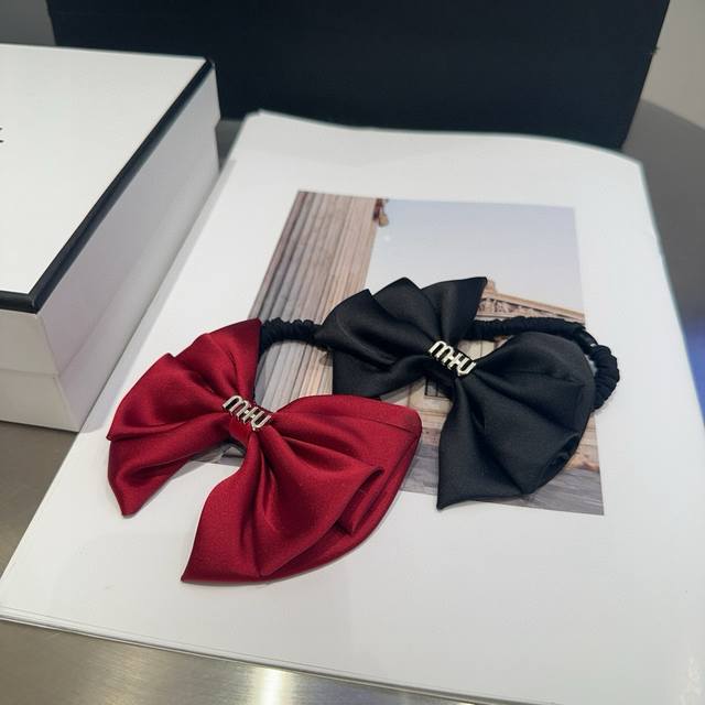 comes with a single box Miumiu new bow hairband, simple and elegant, practical