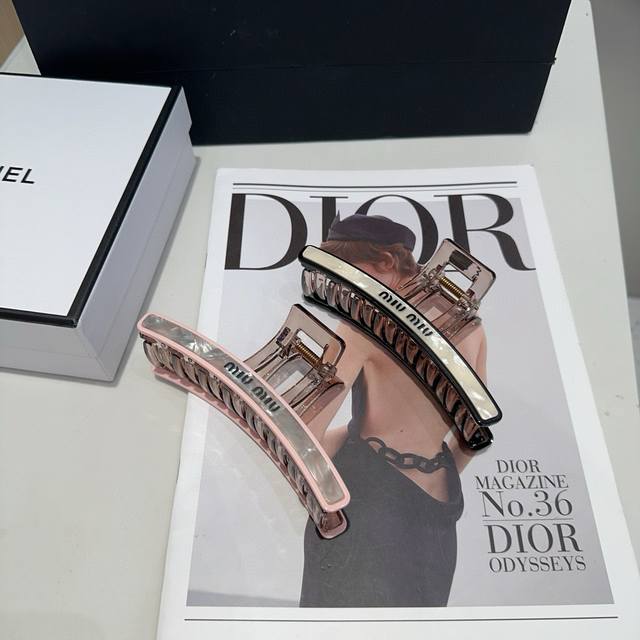 comes with a packaging box Miumiu's new letter clip, simple and elegant, practi