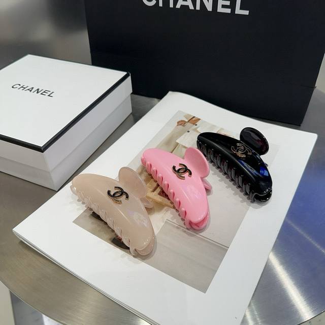 comes with a box Chanel's latest popular small fragrance grab clip, full of cel