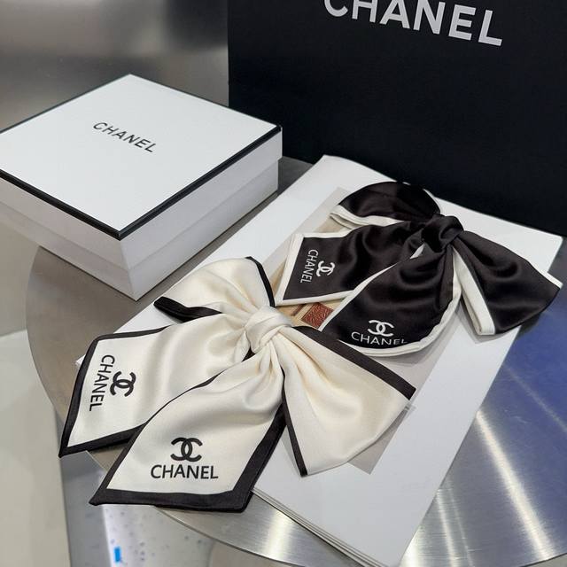 comes with a box Chanel's latest spring hairpin, super beautiful! A must-have f