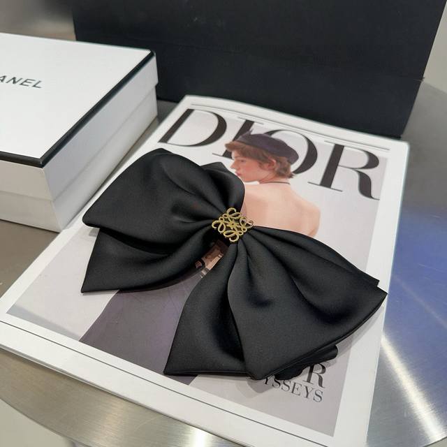 comes with a boxLoewe letter spring clip, fashionable and trendy, simple and el
