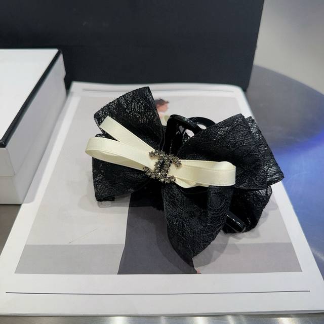 comes with a box Chanel's new small Chanel clip is so beautiful! Goddess must b