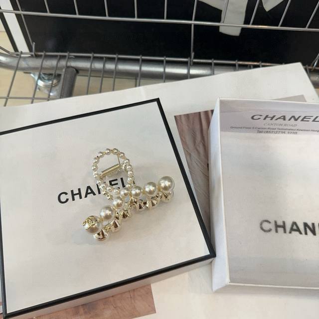 comes with a box Chanel's latest hit, heavy-duty pearl clip, a beautiful one! A