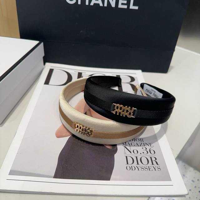 comes with a box. Miumiu's new headband. Simple and elegant, practical and vers
