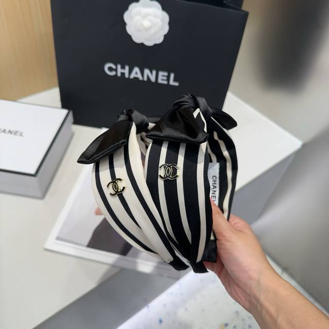 comes with a box Chanel's latest headband, super beautiful! A must-have for eve