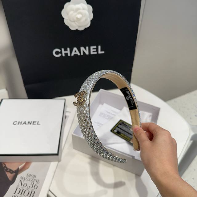 comes with a box Chanel's latest popular diamond headband, super beautiful! A m