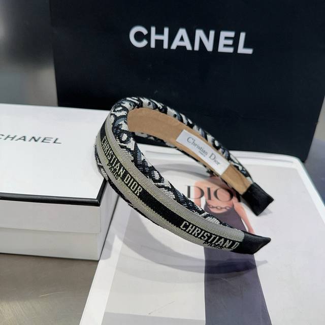 Comes with box Dior's new Cd letter headband, simple, practical and fashionable