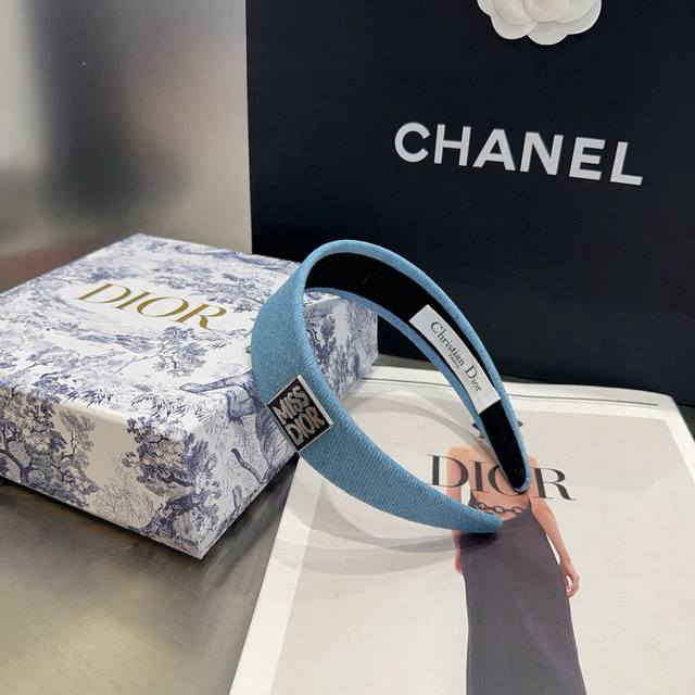 Comes with boxDior's new CD denim headband, simple, practical and fashionable.