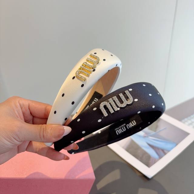 comes with packaging Miumiu's new polka dot sponge headband with metal letter l