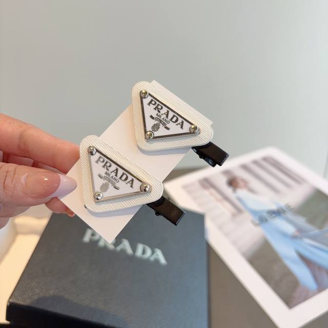 comes with a pair of Prdad Prada's new high-end hair clips, Bb clips, classic l