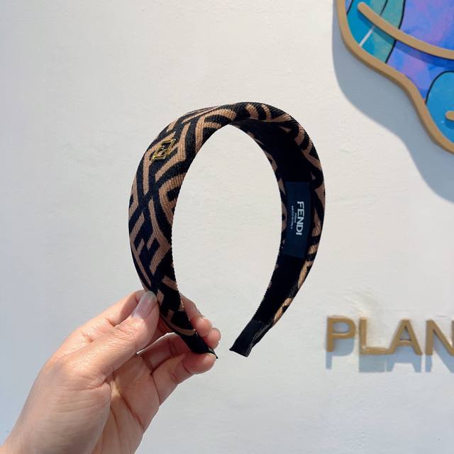 with packaging Fendi Fendi's hot new headband, wide version original goods, sim