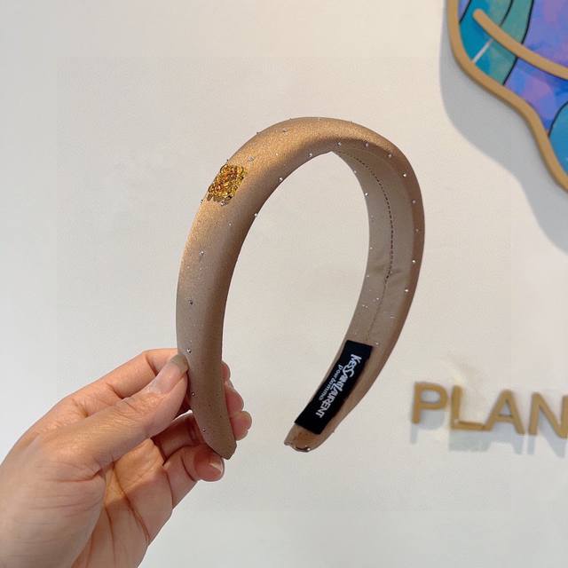 With packagingLoewe's hot new sponge headband, specially made with fabric, the l