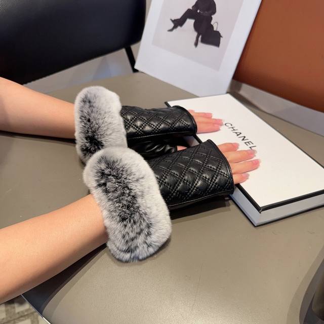 Chanel autumn and winter short lazy rabbit fur gloves are worth comparing the s