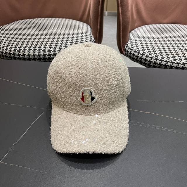 Moncler's new autumn and winter corduroy sequined baseball cap is full of textur