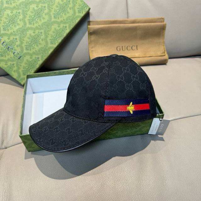 A timeless classic! comes with a box bag, a Gucci classic baseball cap with a b