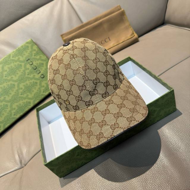 comes with a packaging bag. This is a new Gucci baseball cap with a small metal