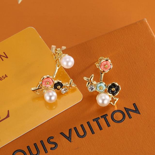 The exquisitely crafted Louis Vuitton Lv asymmetrical flower stud earrings are