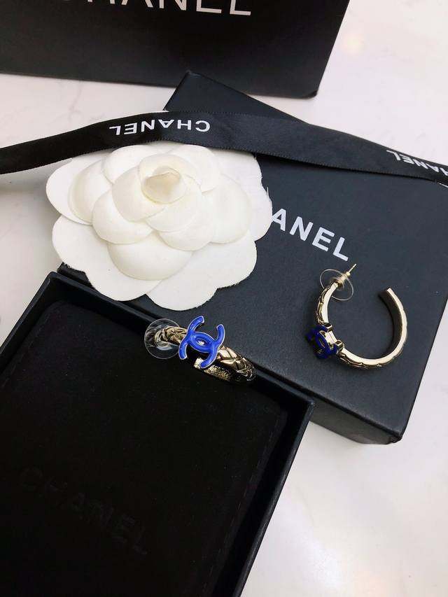 Chanel's new ear hooks, exquisitely crafted, high-end custom-made. These classic
