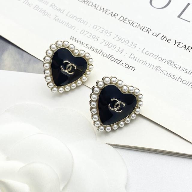 Chanel's hot-selling earrings are now available! Chan 25 black oil-drop heart pe