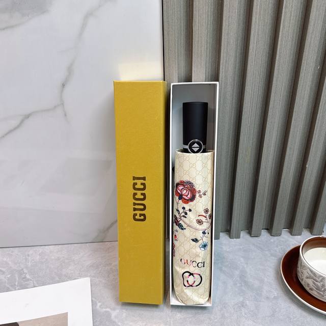 Gucci's new summer folding umbrella. Black sunscreen effectively blocks 99% of U