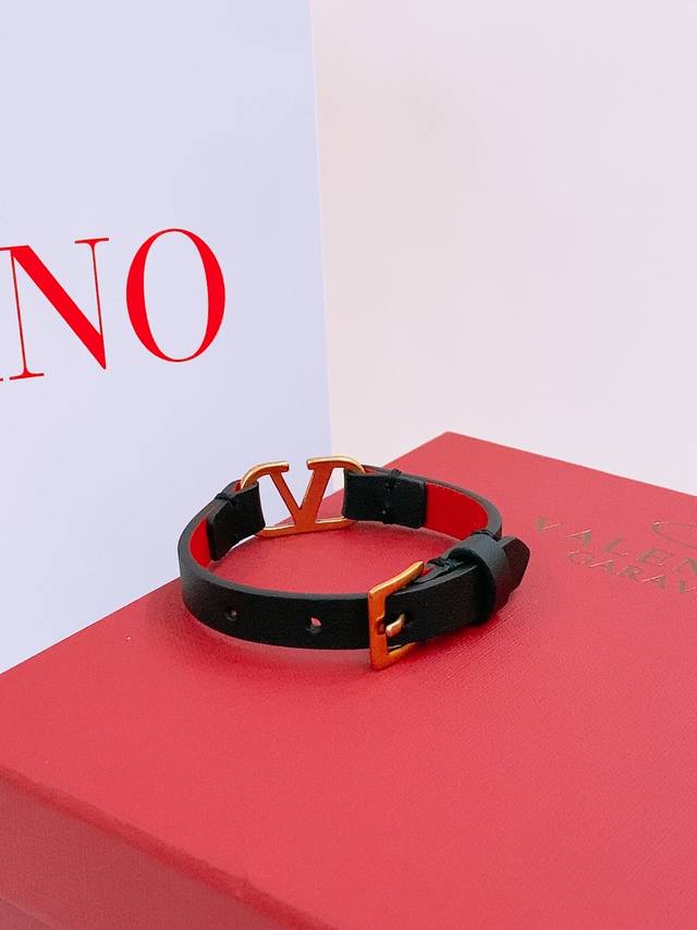 Valentino leather bracelet Valentino bracelet made of double-sided first-layer c