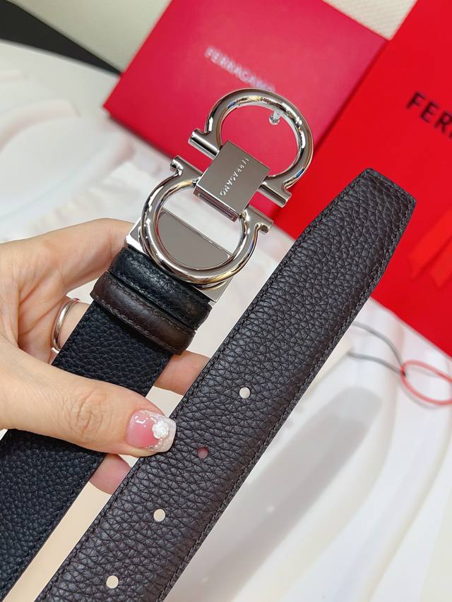 This elegant double-sided belt features a dual-face design, allowing for a varie