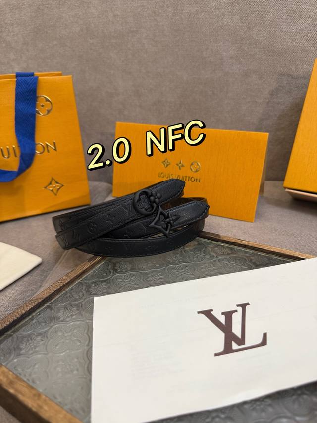 This slender and sophisticated Lv Flowergram 20mm belt exudes contemporary elega