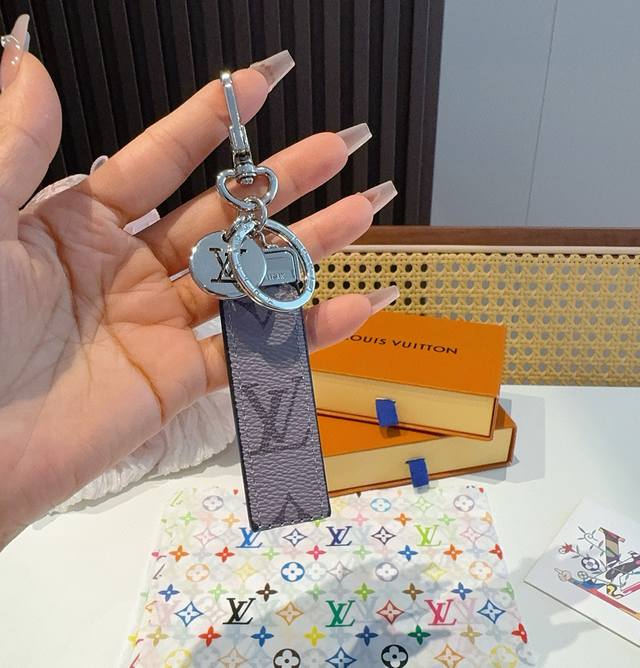 Lv keychain car keychain pendant draws inspiration from the keychain design in t