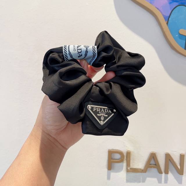 With packaging Prada Prada imported large intestine loop inverted triangle iron