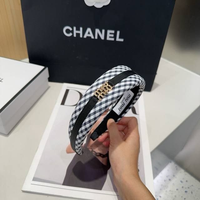 comes with a packaging box Miumiu's new plaid headband is simple and elegant, p