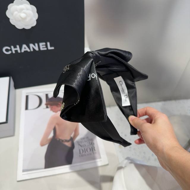 Comes with boxDior's new CD headband, simple, practical and fashionable. Very b