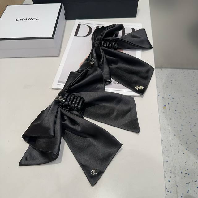 comes with a box Chanel's latest ponytail clip, simple and practical, fashionab