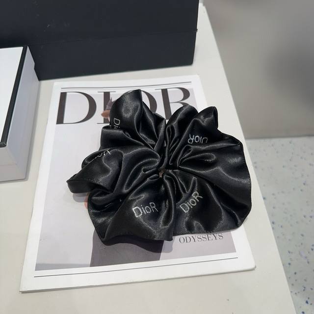 Comes with boxDior's new CD hairband, simple, practical and fashionable! A must
