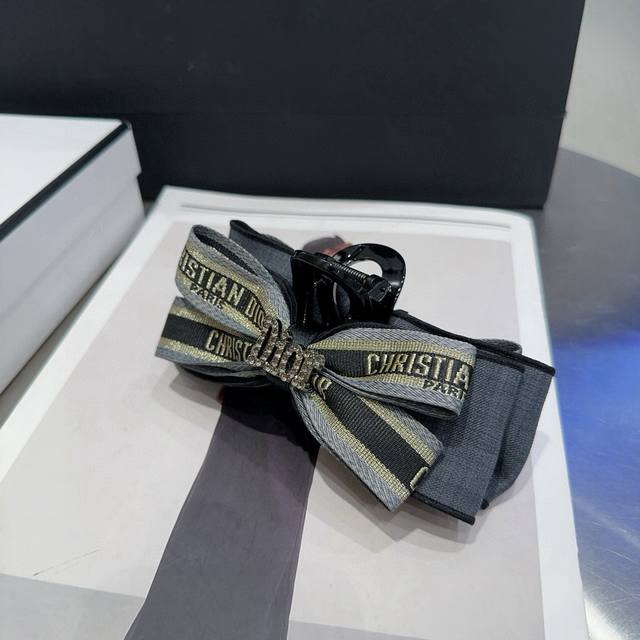 comes with a box Dior's new CD holder, simple, practical and fashionable! Super