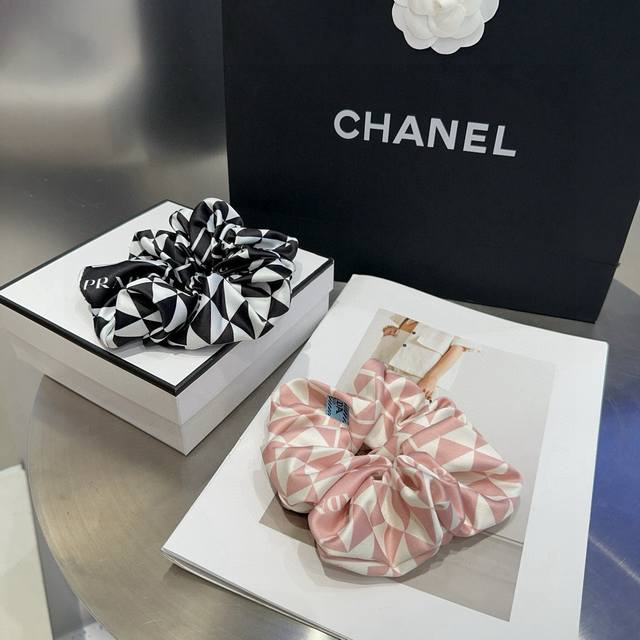 with packaging boxPrada Prada new hairband, simple and elegant, the elegant lad