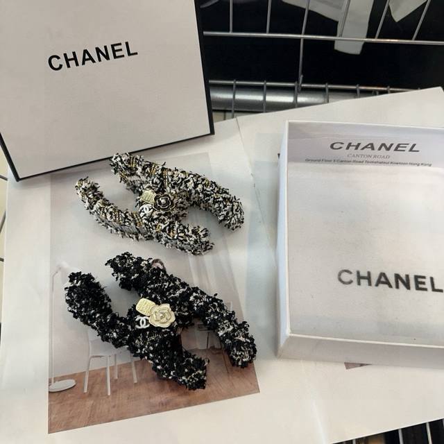 comes with packaging Chanel's hottest new clip, a beautiful one! Fashionable an