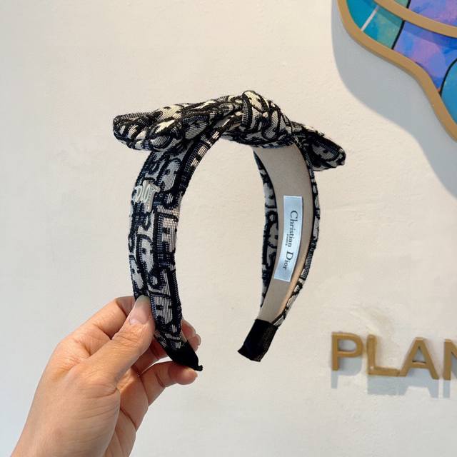 with packaging Dior classic new high version of the big brand headband, the pop