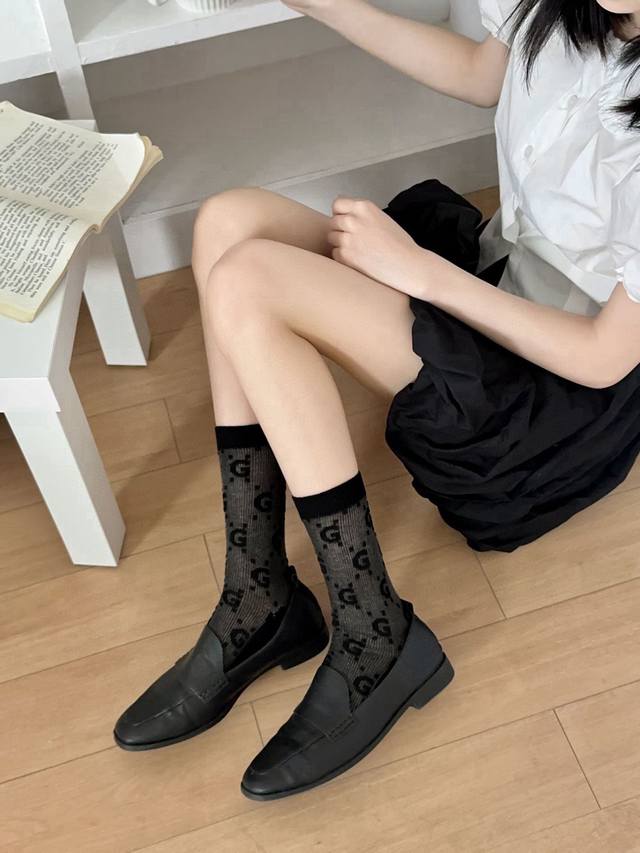 Comes in a box with two pairs of the same Gucci stockings as the official websi