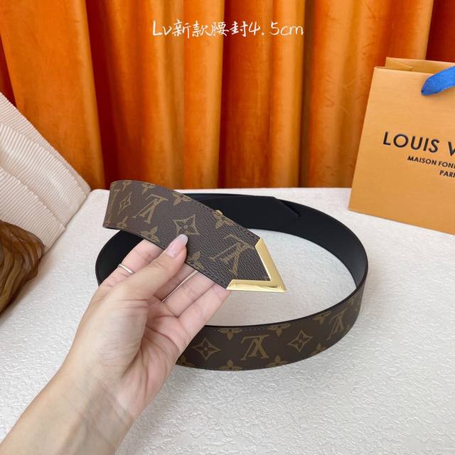 Lv's new 45mm belt features a novel design, replacing the traditional buckle wit