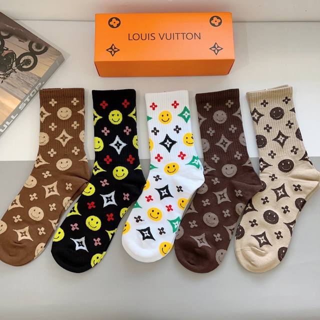 comes with a box of 5 pairs of Lv Louis Vuitton classic letter logo long socks,