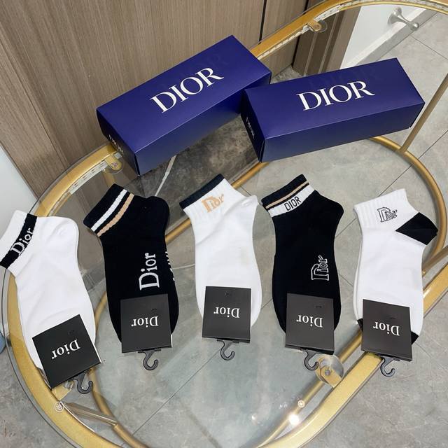 comes with a box of five pairs of Dior Dior Instagram super hot small single pr