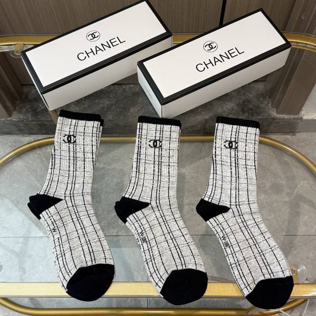 Comes with a box of three pairs of Chanel's internet celebrity hot-selling item
