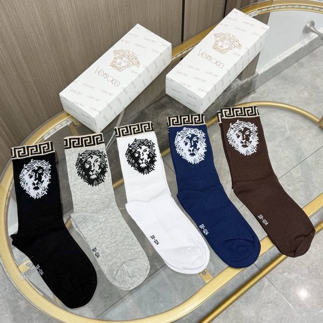Comes with a box of five pairs of Versace, a European and American brand, so be