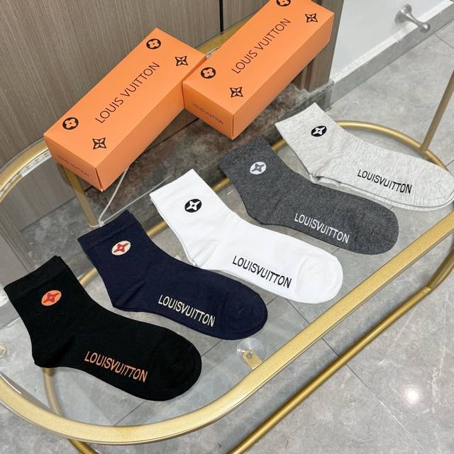 Comes with a box of five pairs of LV Louis Vuitton's popular mid-calf socks, hi