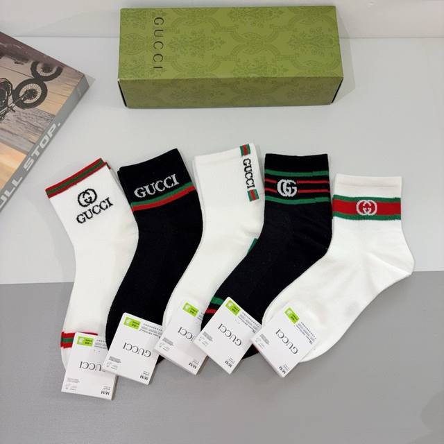 comes with a box of 5 pairs of Gucci's new 2025 socks! Made of pure cotton, fea