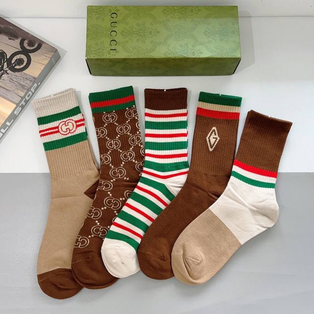 comes with a box of 5 pairs of Gucci's new long socks, pure cotton fabric, a mu