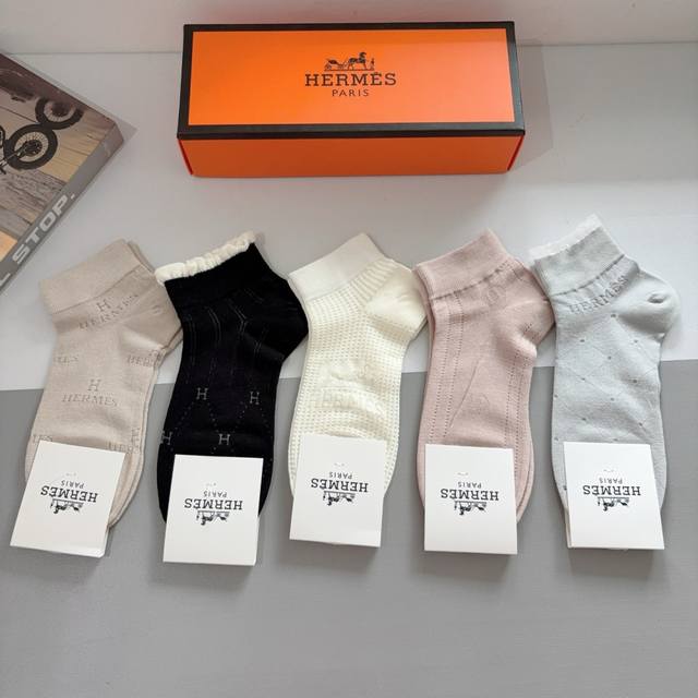 comes with a box of 5 pairs of Hermes high-end bamboo cotton socks, super soft