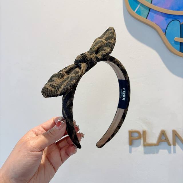 with packaging Fendi Fendi's hottest new angled headband, retro headband, simpl