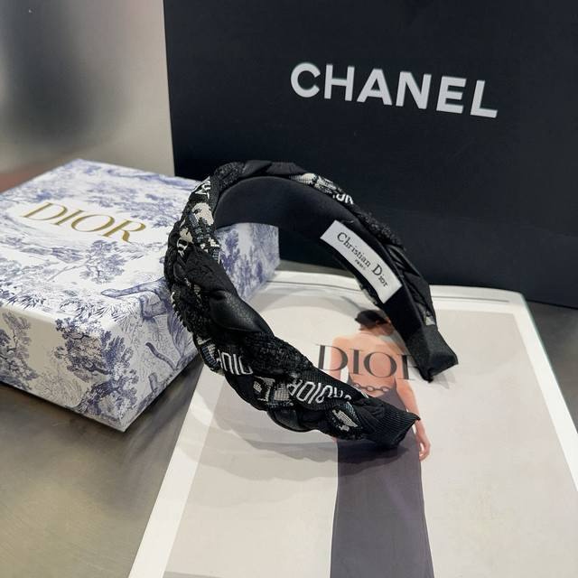 Comes with packaging boxDior's new CD headband, simple, practical and fashionab