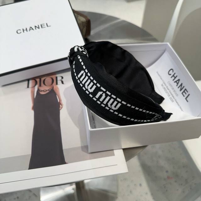 comes with packaging box Miumiu new letter headband, fashionable and trendy, si
